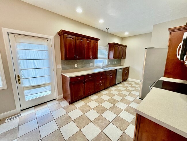 Building Photo - 3 Bed 2 full and 2 1/2 Bath- Imperial PA