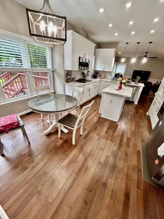 Building Photo - CHARMING HOME IN HIGHLY SOUGHT AFTER NEIGHBORHOOD.