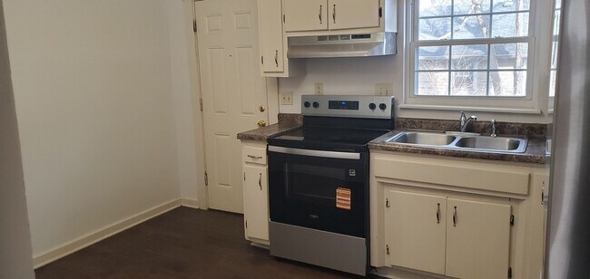 Foto del edificio - 4 bd, 2 ba 2-story house, central west Columbia location, many recent improvements