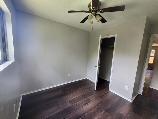 Foto del edificio - 6916 Pondsdale Ln