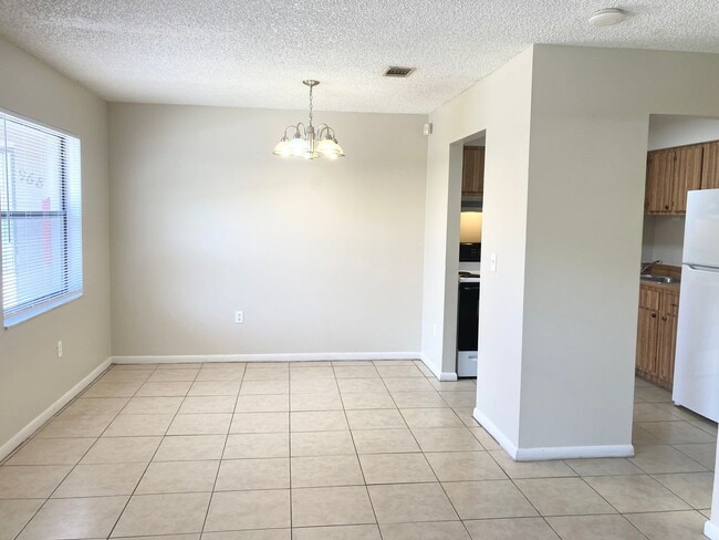 Building Photo - 2 Bedroom, 1 bath apartment for rent