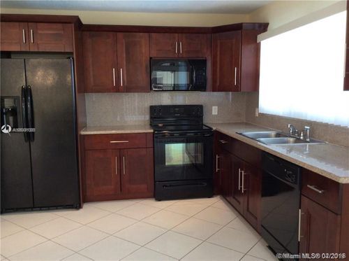 Foto del edificio - 9691 NW 24th St