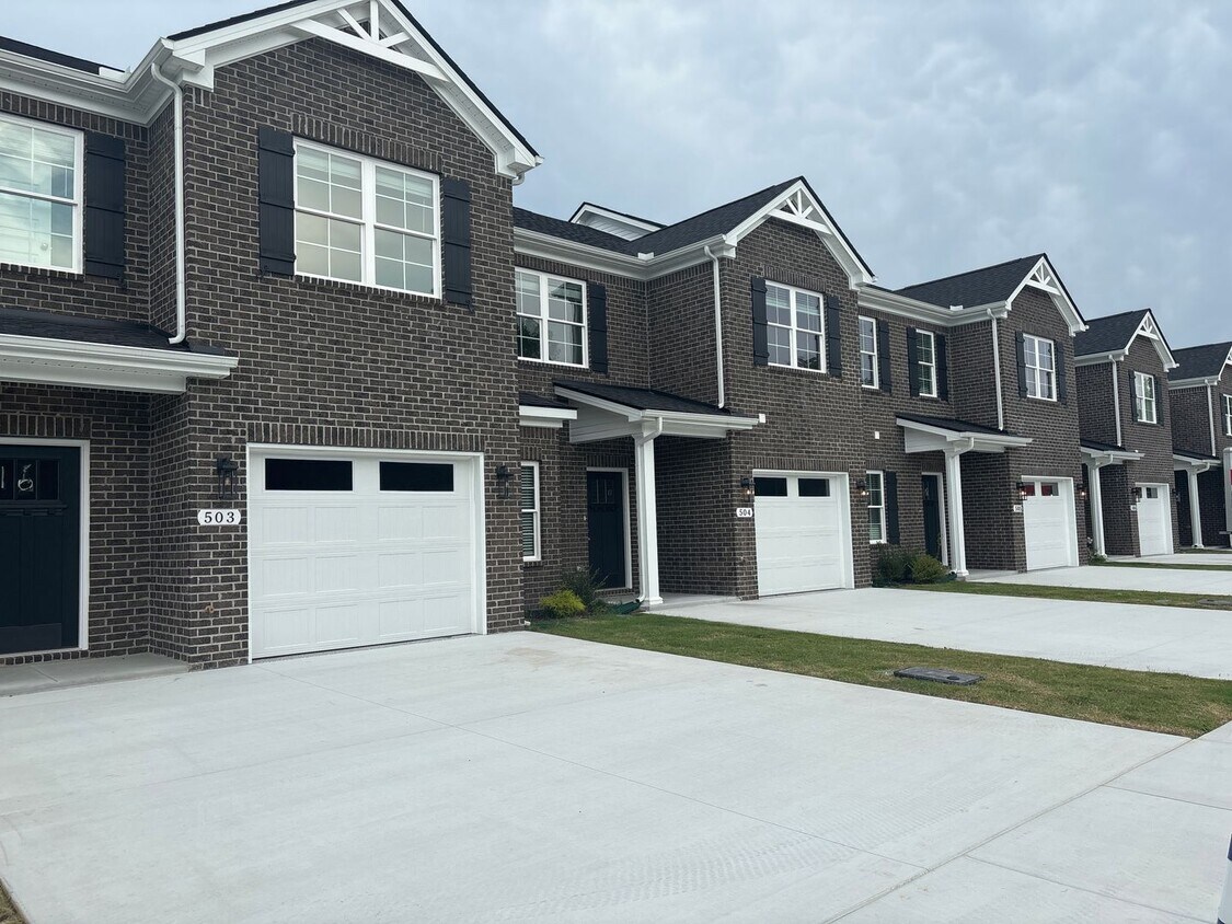 Foto principal - MOVE IN SPECIAL! - BRAND NEW 4 Bedroom Tow...