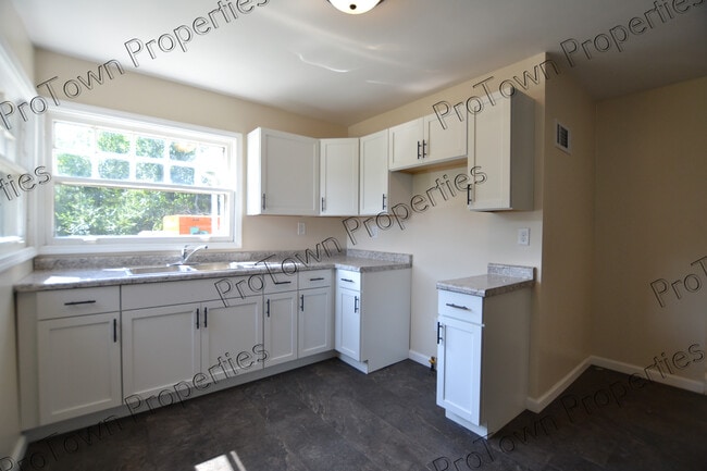 Building Photo - 509 W Oak Ave