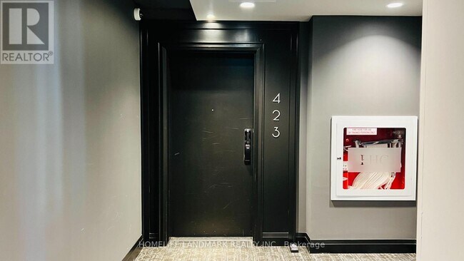 Building Photo - 95 Dundas St W