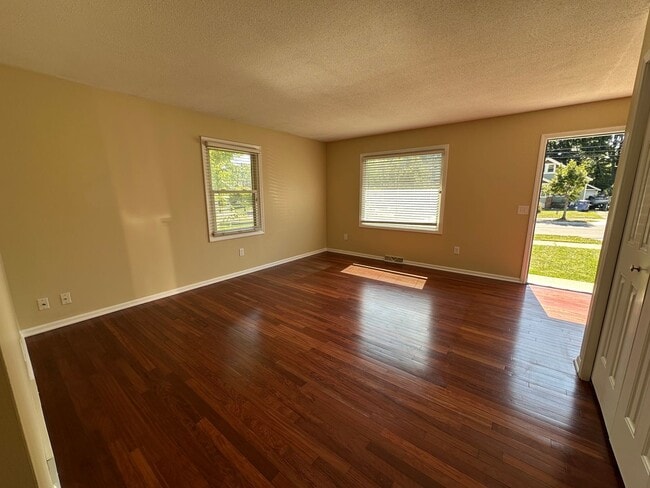 Building Photo - Adorable home on the NE side of Grand Rapids!