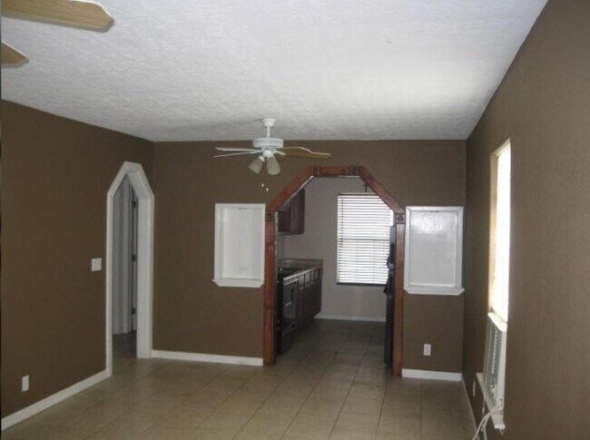 Building Photo - 1319 Bernard St