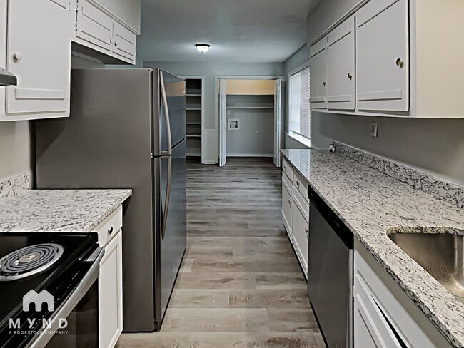 Foto del edificio - 5561 Elmhurst Ave