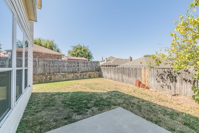 Building Photo - Excellent 3 bedroom 2.5 bath ***Move in sp...