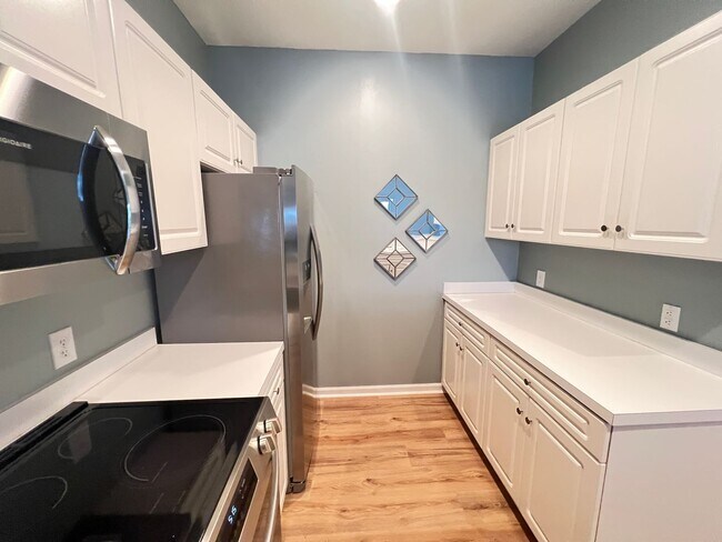 Foto del edificio - Overlooking the Intracoastal Waterway! Three-Bedroom Condo at The Moorings at Eastport!