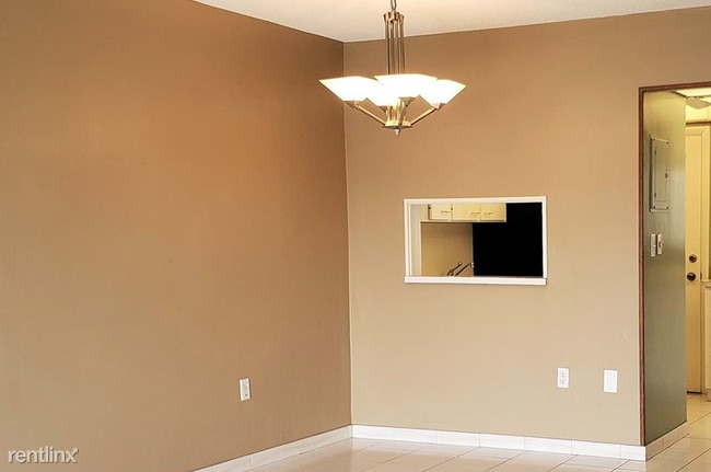 Building Photo - 1 br, 1.5 bath  - 2949 Point East Dr
