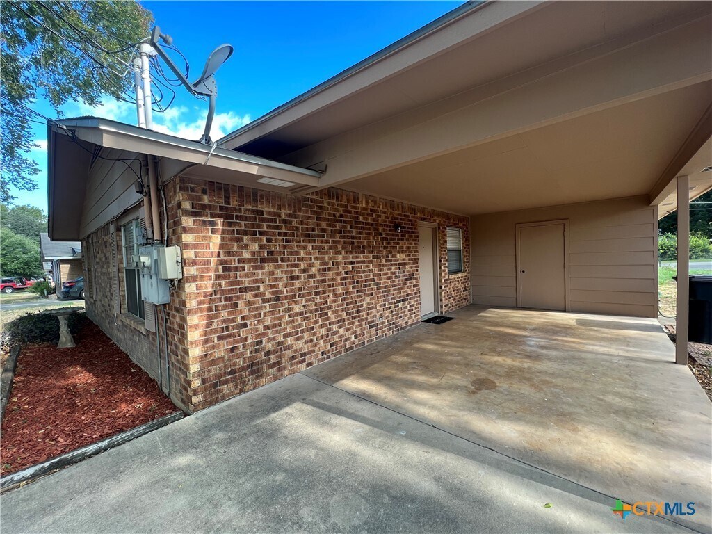 Primary Photo - 343 Bobolink Dr