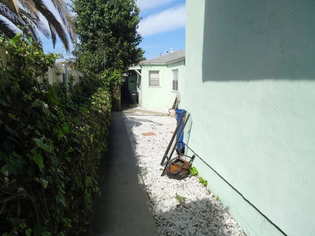 Foto del edificio - 359 Brightwood Ave