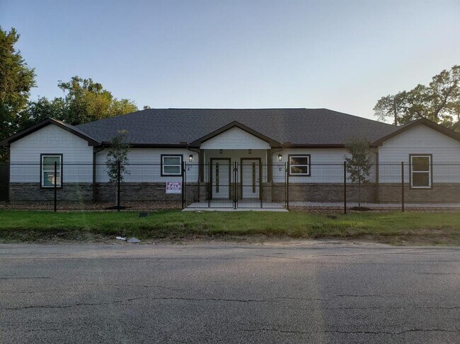 Building Photo - 7101 Foster St