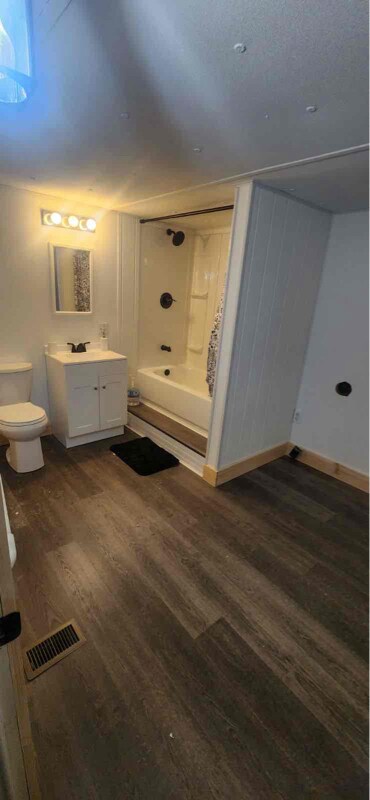 Building Photo - 370 Church St