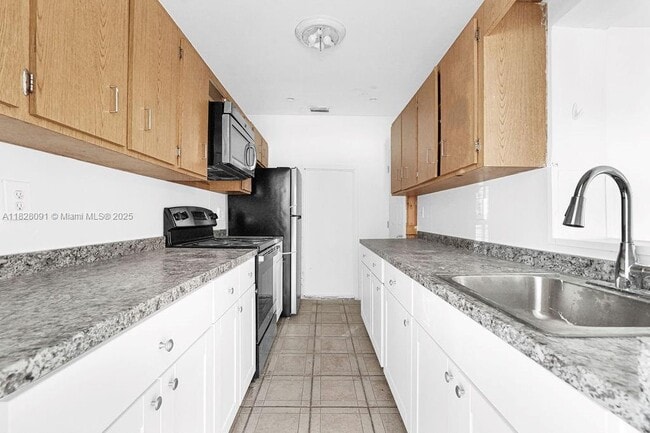 Building Photo - 1400 NE 173rd St