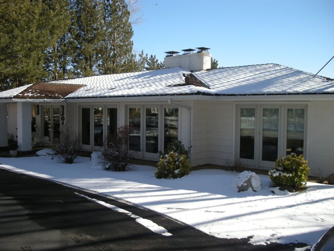 Foto del edificio - Large Ranch Style Home South of Reno on 1....