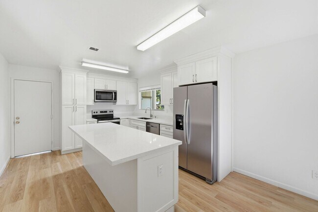 Foto del edificio - Spacious 4-bedroom 2-Bath in Desirable Area in Walnut Creek!