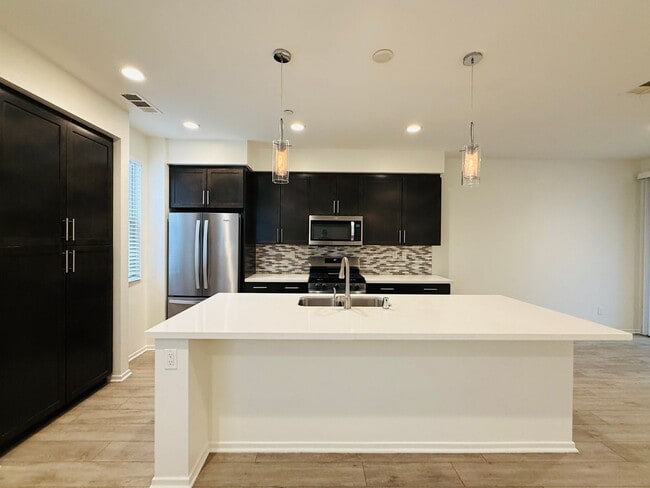 Foto del edificio - Stylish 3-Story Townhome in the Gated Paci...