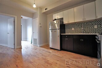 Building Photo - 3BR in Crown Heights w Private Balcony