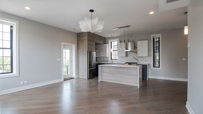 Foto del edificio - Duplex-Up Luxury 2 Bed / 2.5 Bath in Noble...