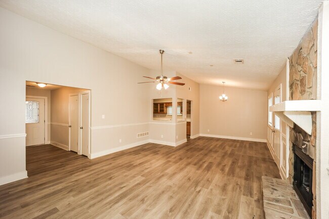 Foto del edificio - 9453 Forest Knoll Dr