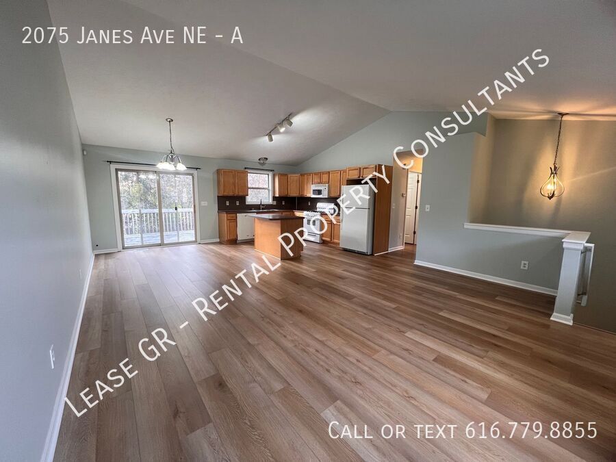 Primary Photo - Spacious Duplex near Riverside Park!