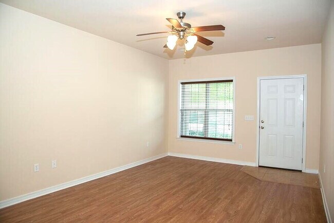 Foto del edificio - "Spacious 3-Bedroom Townhouse with 2.5 Baths in Prime Fort Walton Beach Location!"