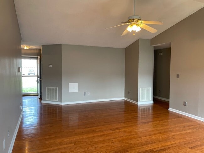Building Photo - 3-4 Bed with 2 full baths and 2 car garage...