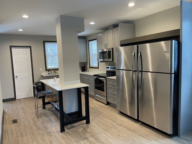 Foto del edificio - Affordable six bedroom house close to U of...