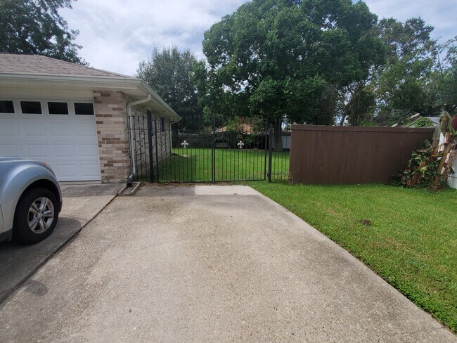 Building Photo - 4528 Chastant St