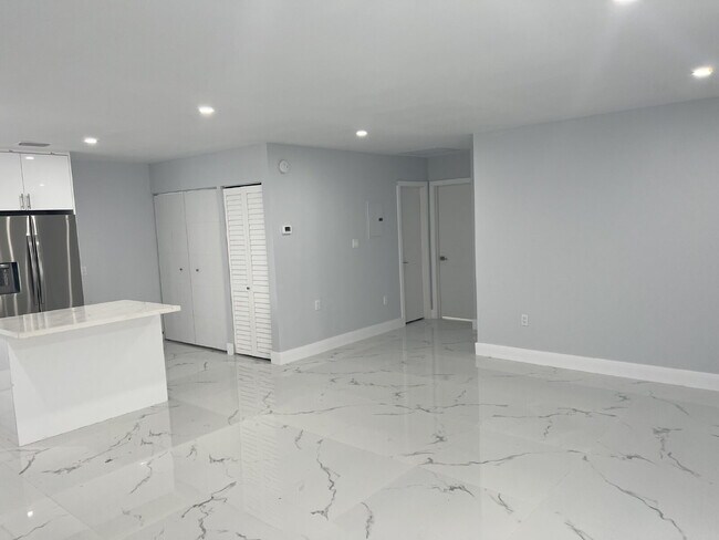 Foto del edificio - "Charming 2-Bed Retreat Waterfront W/Pool ...