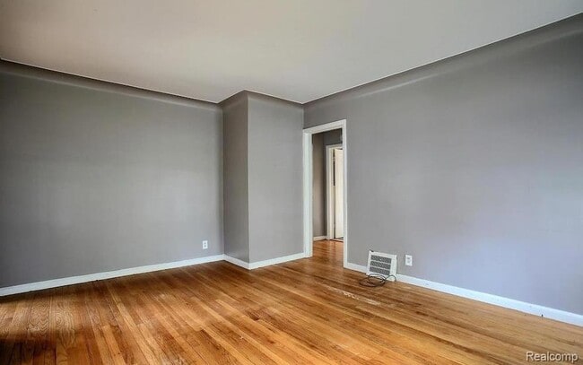 Building Photo - 348 E Maplehurst Ave