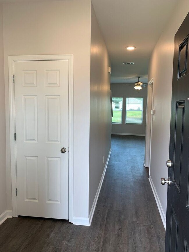Building Photo - Move-In Ready! Spacious 3-Bedroom, 2-Bath Home in Waterbury — Apply Today to Secure Yours!