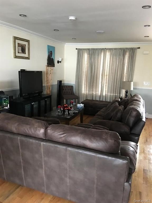 Foto principal - 4445 Byron Ave