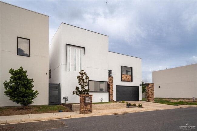 Building Photo - 6706 N 11th Ln