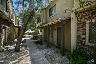 Building Photo - 2419 W Vista Ave