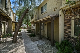Building Photo - 2419 W Vista Ave