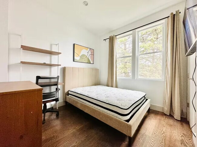 Foto del edificio - Furnished room/NOT APARTMENT
