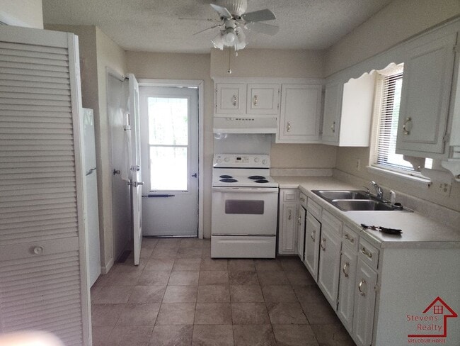 Building Photo - 163 Lakeshire Dr