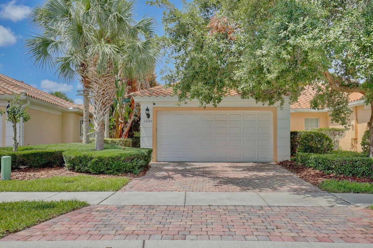 AGENT SHOWINGS ONLY! Gorgeous 2/2 + Den Mediterranean Villa with Waterfront Screened Patio and 2-... - Gorgeous 3/2 Mediterranean Villa with Waterfront Screened Patio and 2-Car Garage in the Prestigio...