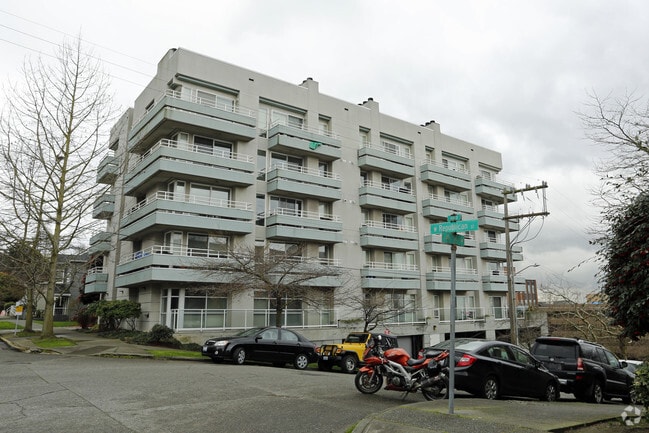 Building Photo - West Republican Place