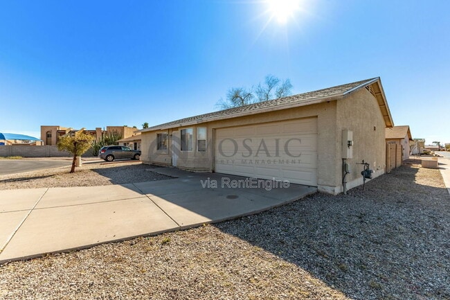 Building Photo - 703 W Hess Ave