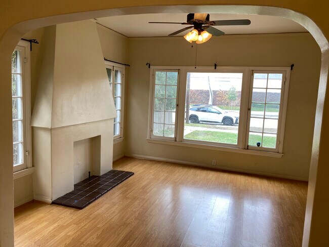 Foto del edificio - 1160 N Raymond Ave