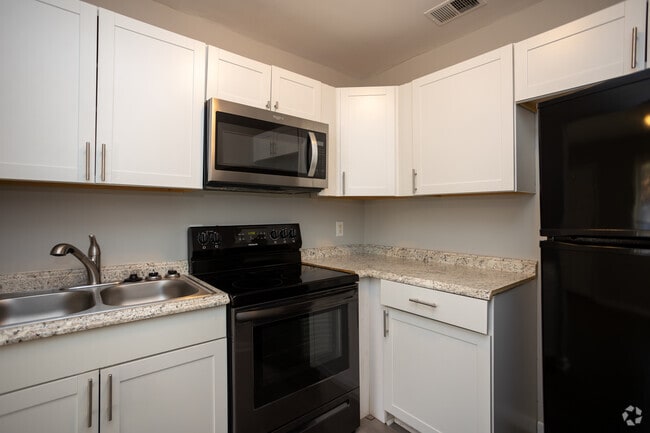 2BR,1BA - 923 SF - Kitchen - Allison Heights