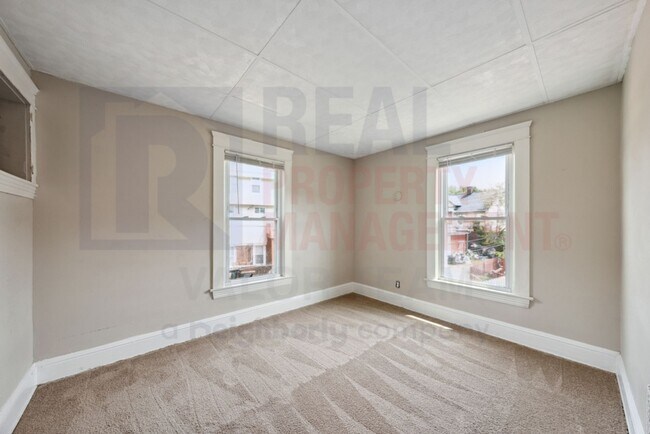 Building Photo - 1405 E 95th St,