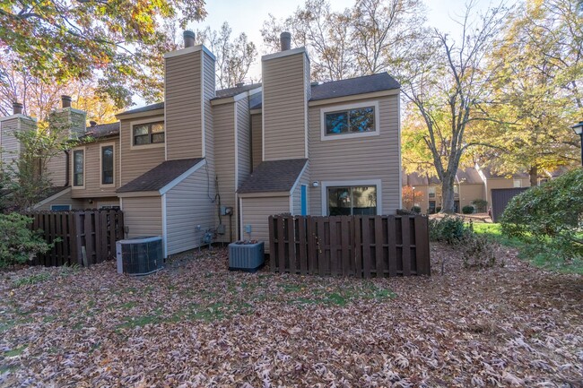 Building Photo - Cozy townhome in Greensboro NC