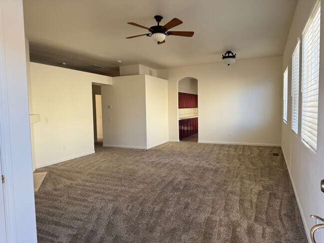 Foto del edificio - Pet Friendly 4 Bedroom Home Available in T...