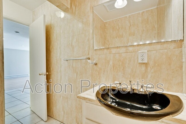 Building Photo - 829 Hooshang Ct