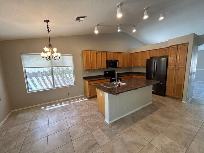 Building Photo - Fantastic 4 bedroom / 2 bathroom home in M...